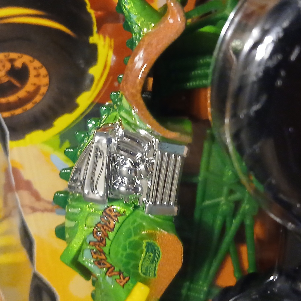 Hot Wheels Monster Trucks - Blue and Green Great Bite Vs Rageasaur - Picture 4 of 7